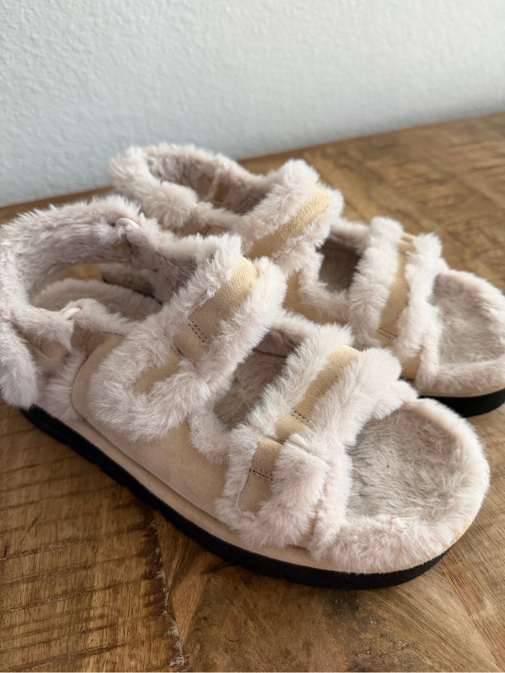 Stuart Weitzman Faux Fur Shearling Trim Suede Sandals Women’s Size 9 Beige‎